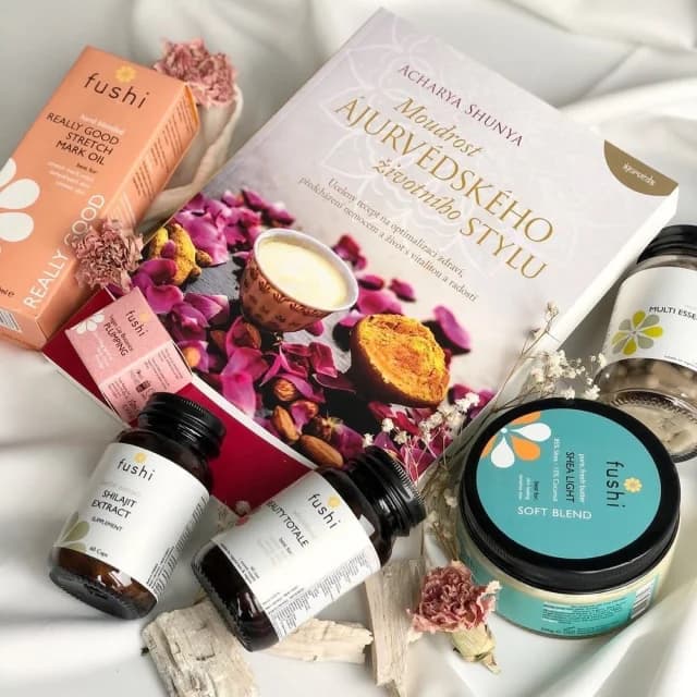 Ayurvedische Zutaten, Bücher und ein Tagebuch aus den Anfängen von Liviny