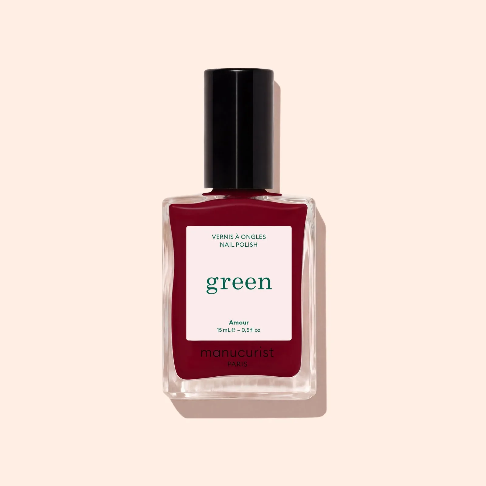 Lahvička Manucurist Green Amour na světlém pozadí