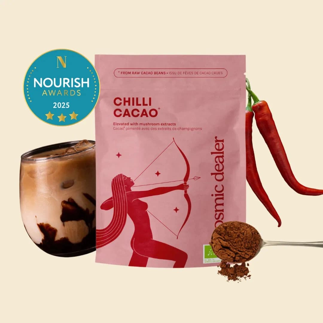 Chilli Cacao Drinking Chocolate — Nové růžové balení, chilli, lžíce směsi a hrnek kakaa