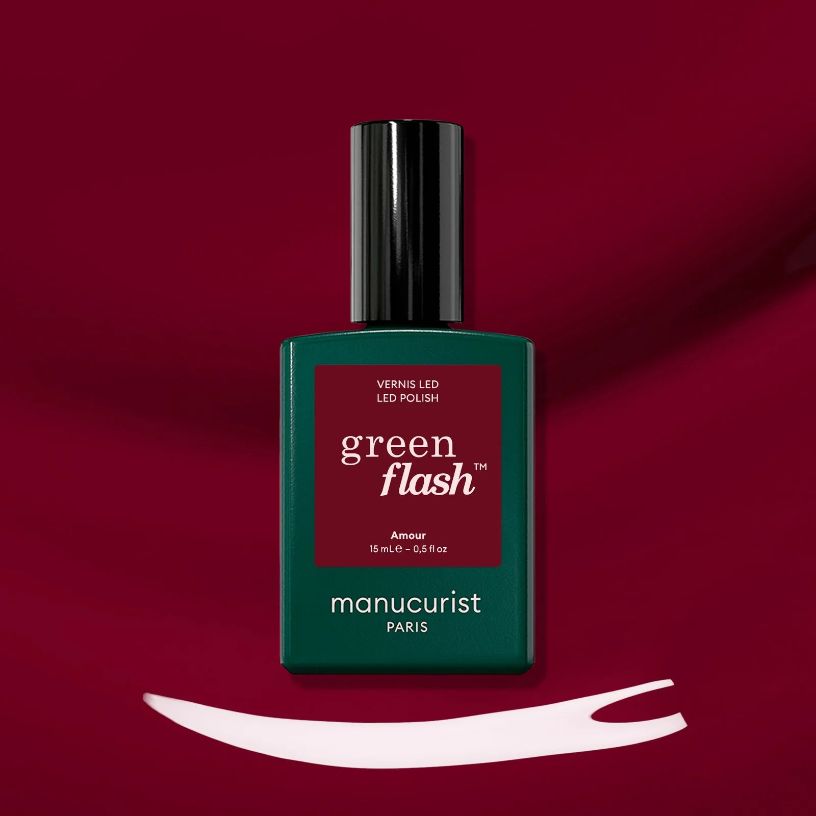 Lahvička Manucurist Green Flash Amour na barevném pozadí