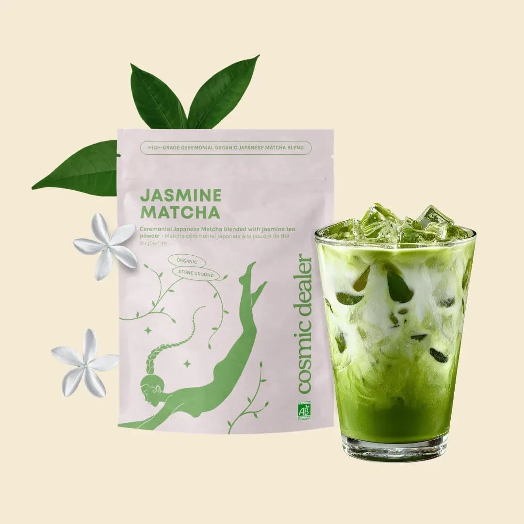 Balení Cosmic Dealer Jasmine Matcha vedle sklenice zeleného latte